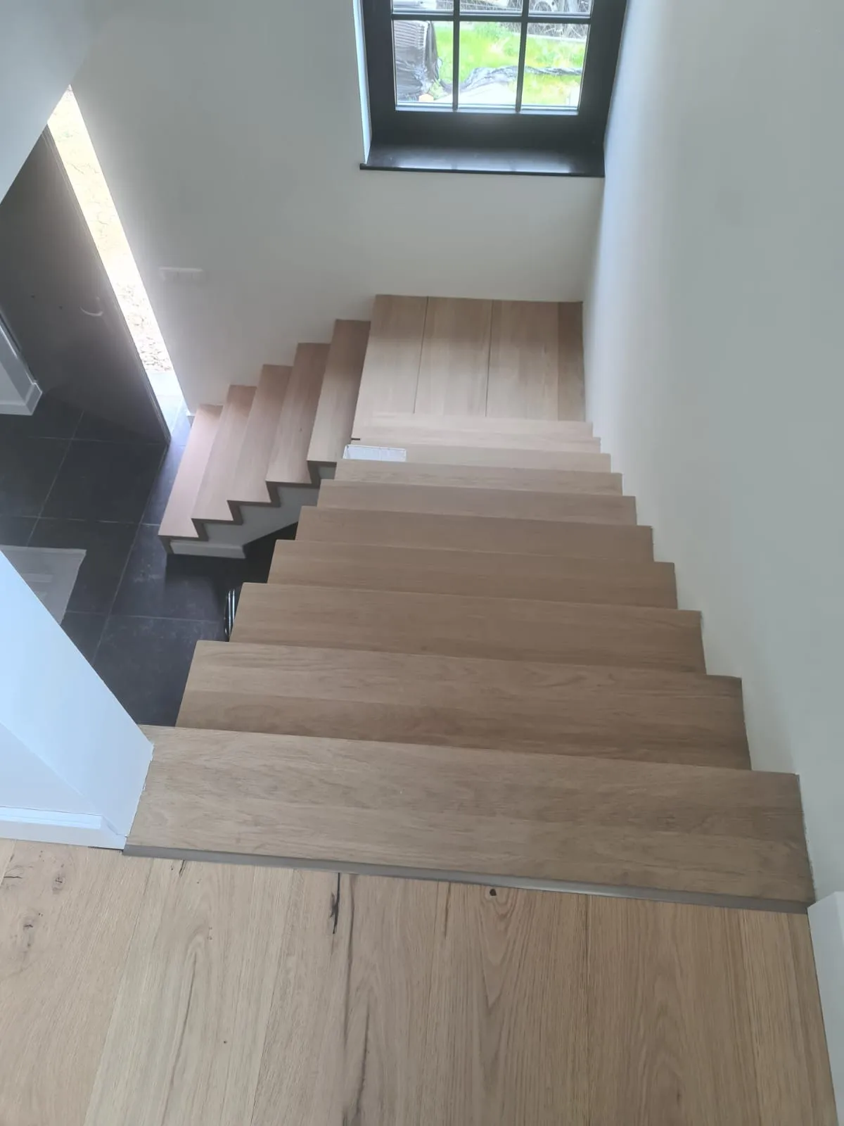 Escalier moderne en chêne massif vu depuis le palier supérieur