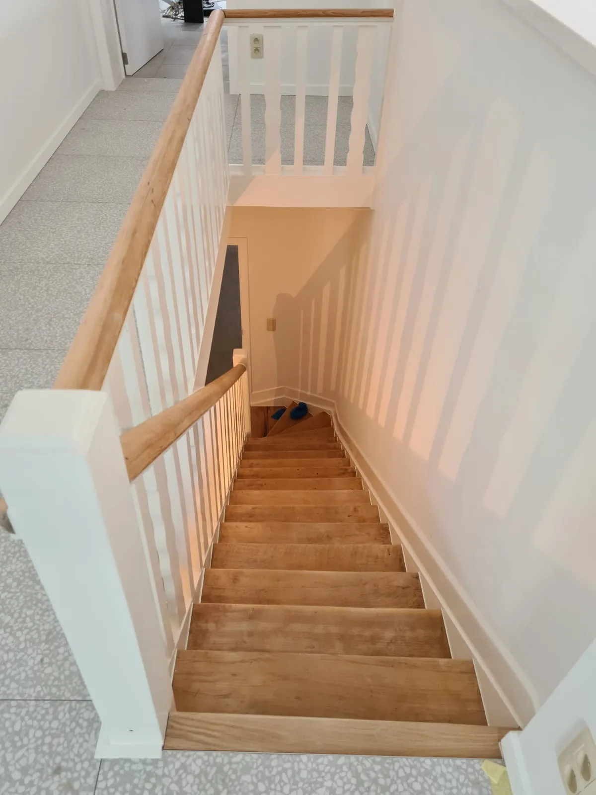 Escalier en bois restauré avec rampe peinte et balustres tournés