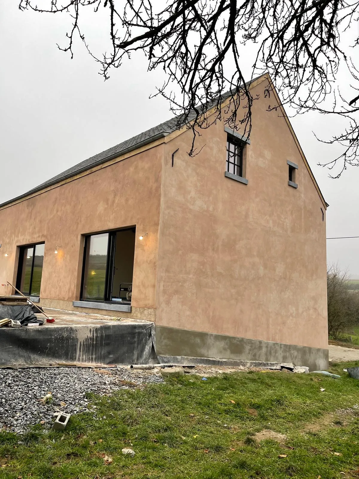 Pignon de la maison restauré — enduit appliqué, fenêtre moderne intégrée