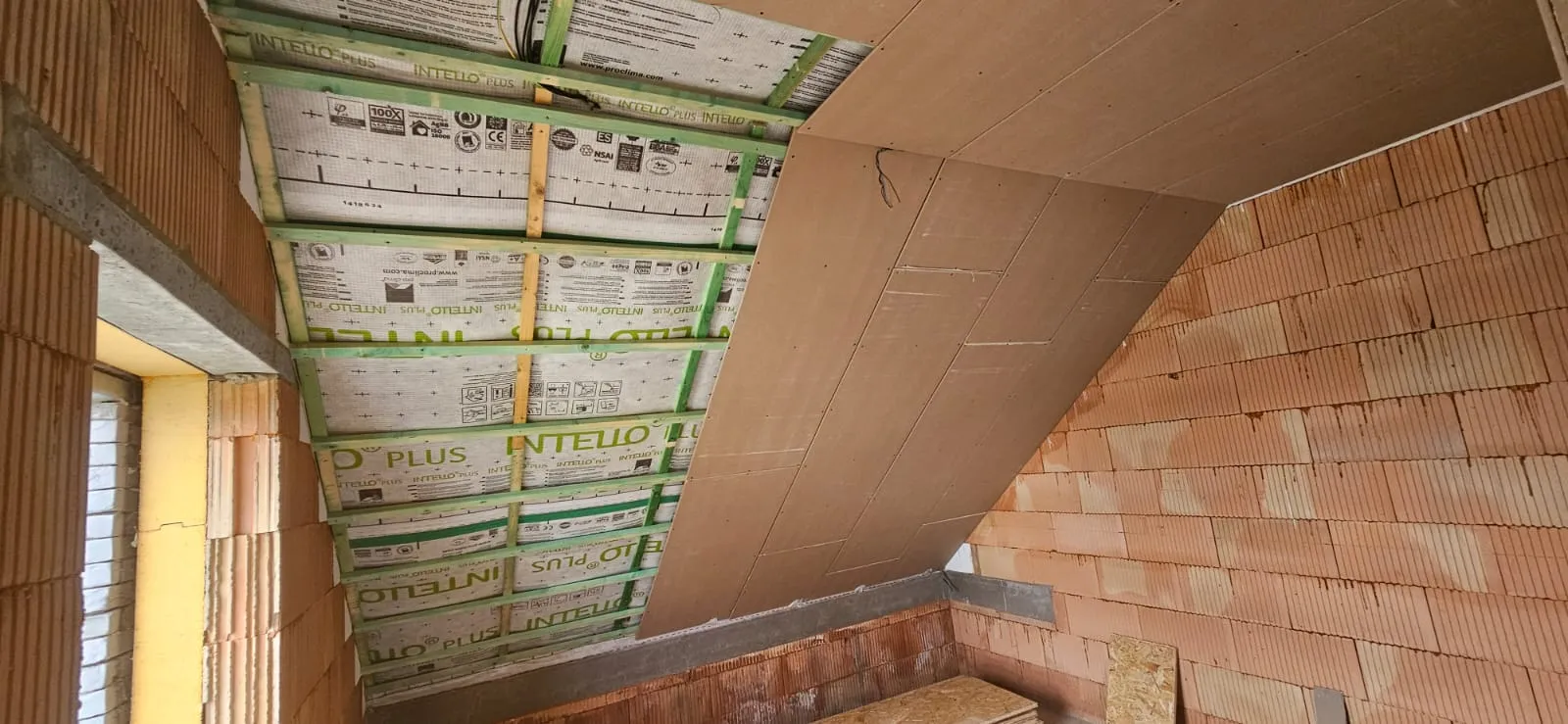 Panneaux d'isolation en fibre de bois posés sous la charpente